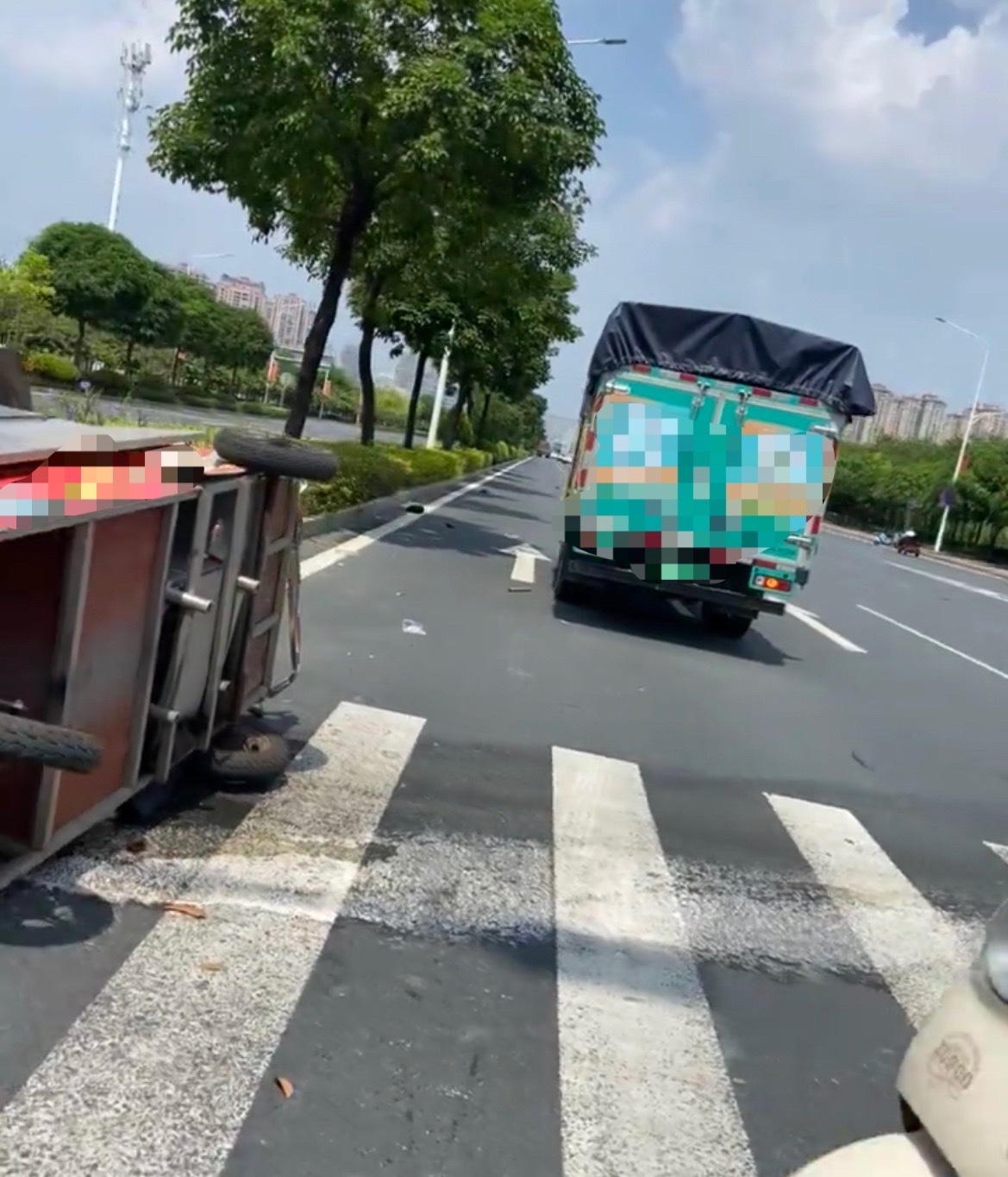 【玉林二环东三轮车被撞翻在斑马线路口】9月18日，网友爆料称：玉林市二环东路一辆