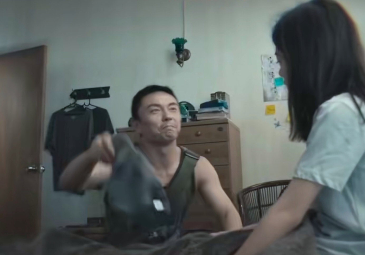 我觉得谢苗在《火遮眼》里把自己设计成哑巴父亲这个设定，确实挺聪明的。他说“当父亲