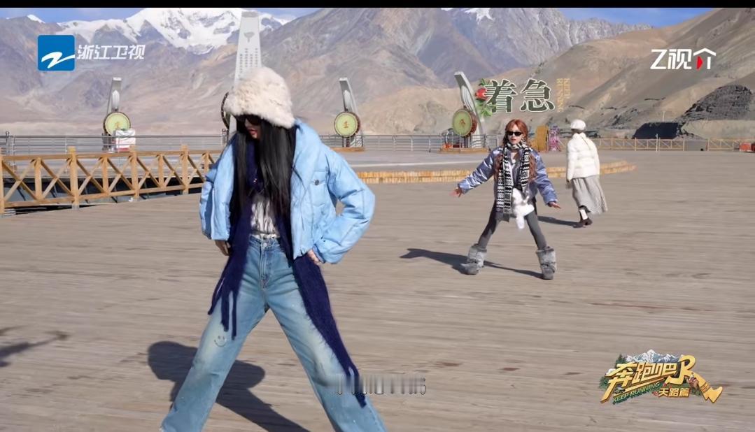 三位美女一接到“抽象合照”任务，直接把颜值封印撕掉：表情管理下线，动作开始放飞。