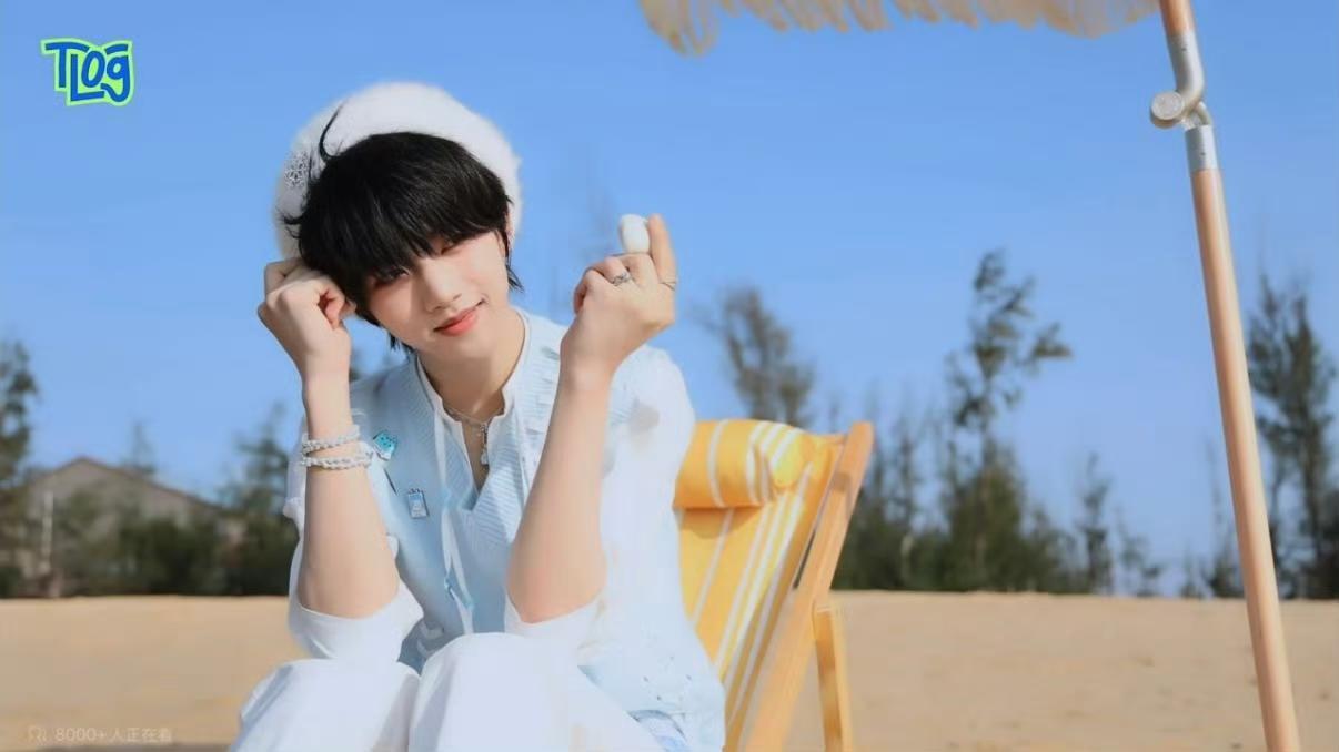 张函瑞奔跑四拍摄花絮 张函瑞奔跑四拍摄花絮贝雷帽也太帅了吧 完全就是日系美少年，