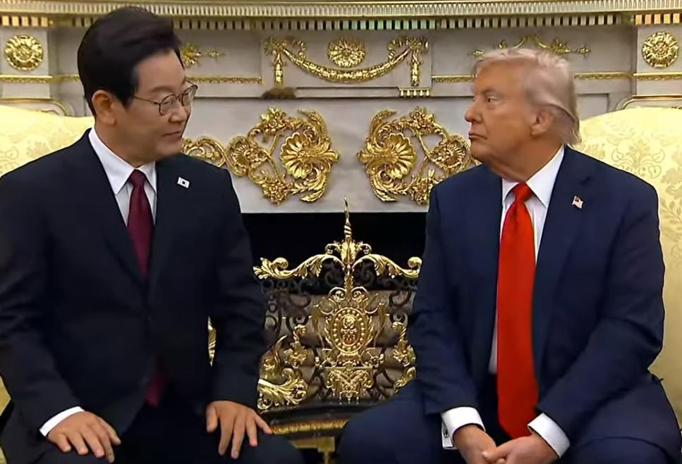 【特朗普：想拥有驻韩美军基地土地所有权】8月25日，特朗普在白宫与韩国总统李在明