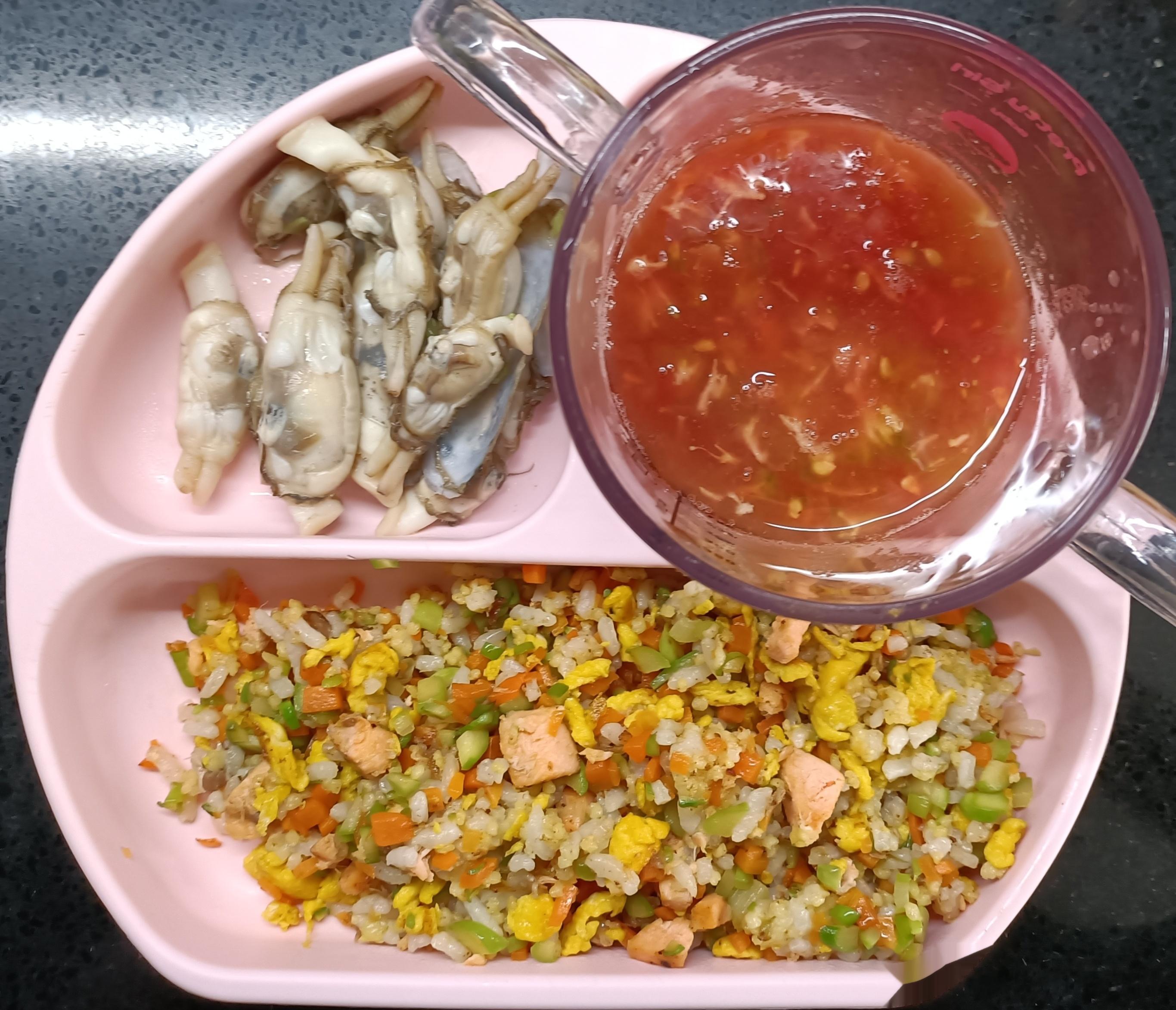 #糖糖的饭饭##科学育儿营养护航# 昨天午餐：胡萝卜芦笋尖三文鱼蛋炒饭，蛏子，番