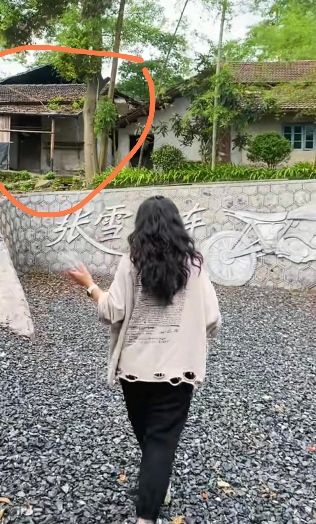 这个世界大都是慕强的，只要你有能力了，世界都以你为荣。张雪老家的村里，把张雪小时