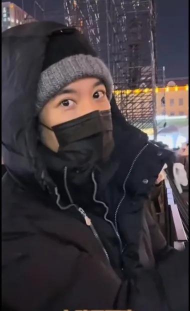 王力宏现身冰城哈尔滨打卡，一身厚重的羽绒服，戴着灰色帽子，黑口罩，在夜晚的哈尔滨