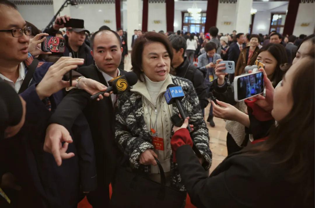 近日，董明珠表示，“绝不用海归派，只在国内高校里培养自己的人才”“海归派里有间谍