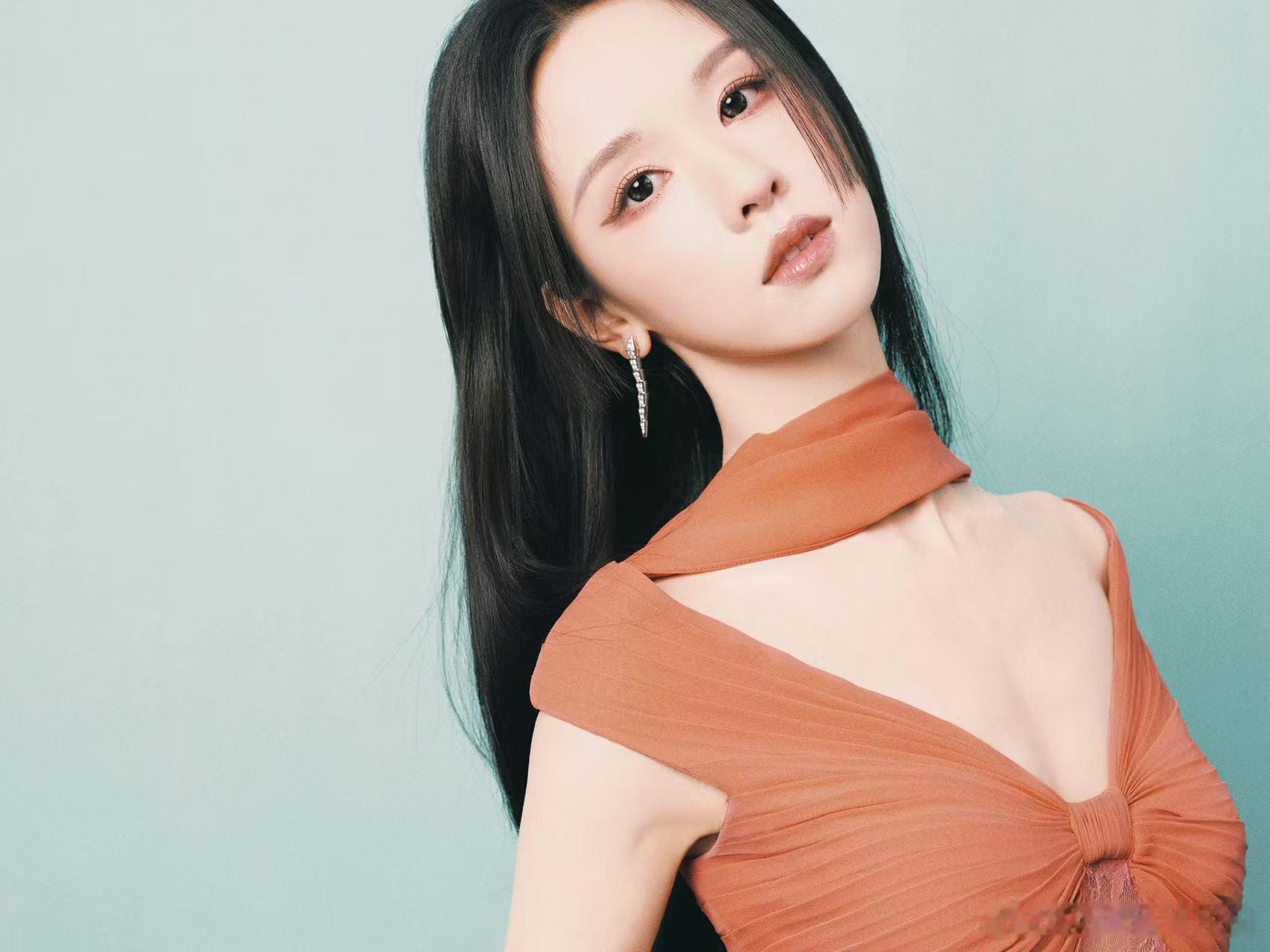 宝格丽认领陈都灵 谁能拒绝清冷美人戴奢华珠宝，陈都灵把宝格丽戴出了独属于她的韵味