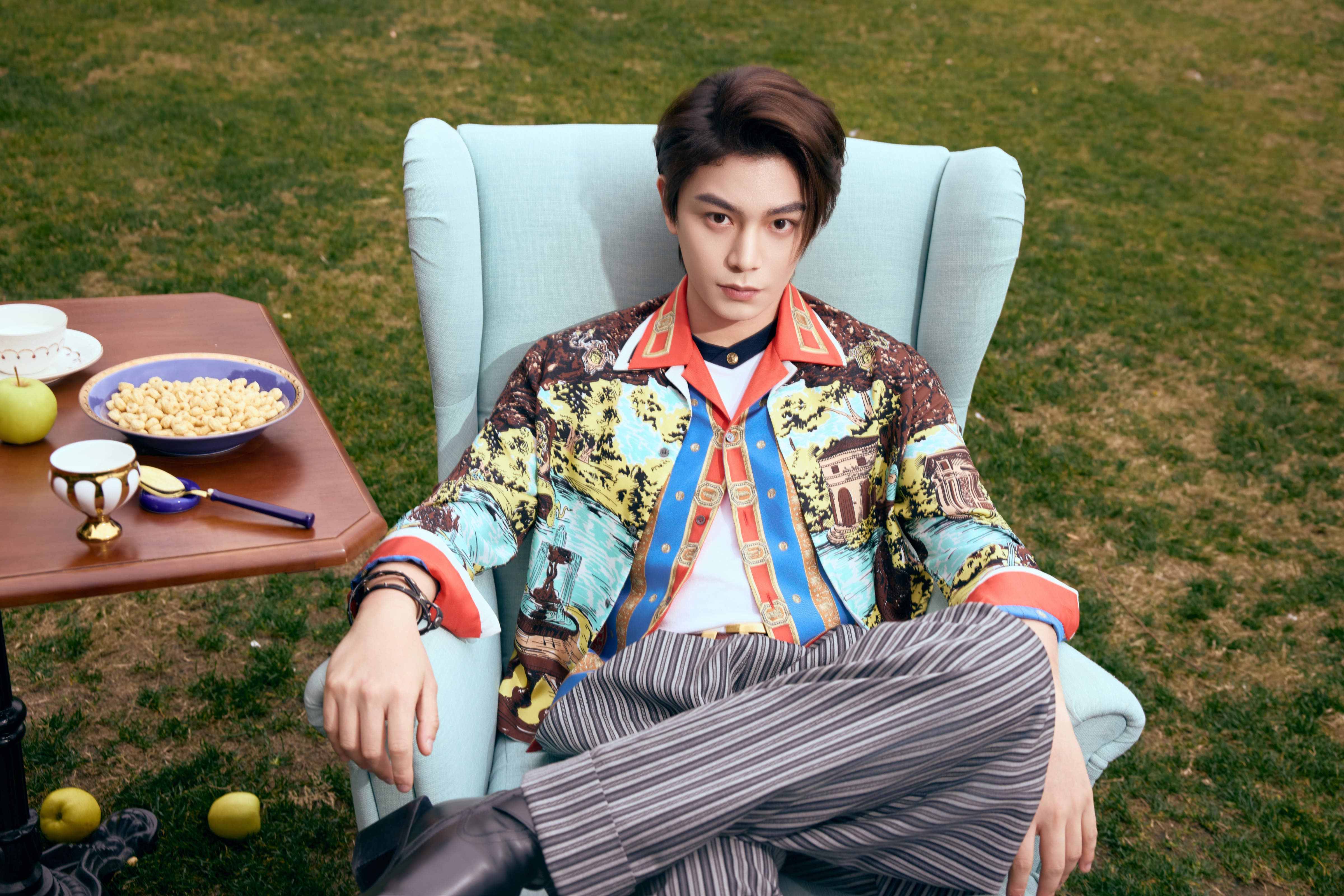 丁禹兮 × VERSACE今日成都大慈新年风尚之约活动造型大片，身穿 VERSA