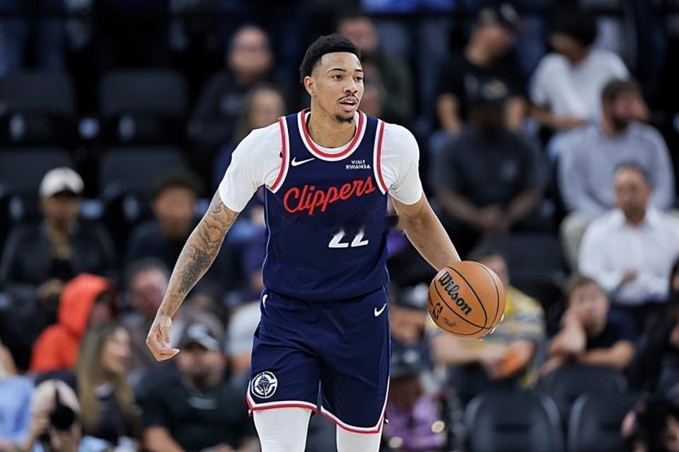 根据Shams Charania和ESPN的消息，洛杉矶快船与此前处于自由球员状