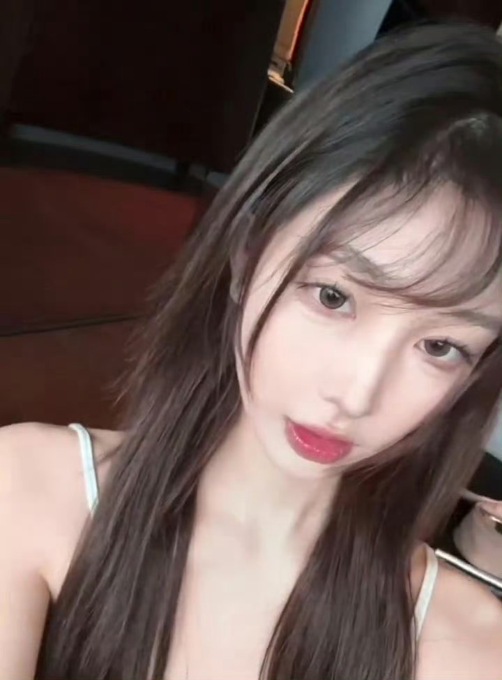 冬天是个寒冷的季节，可为什么一看到你我全身发热 