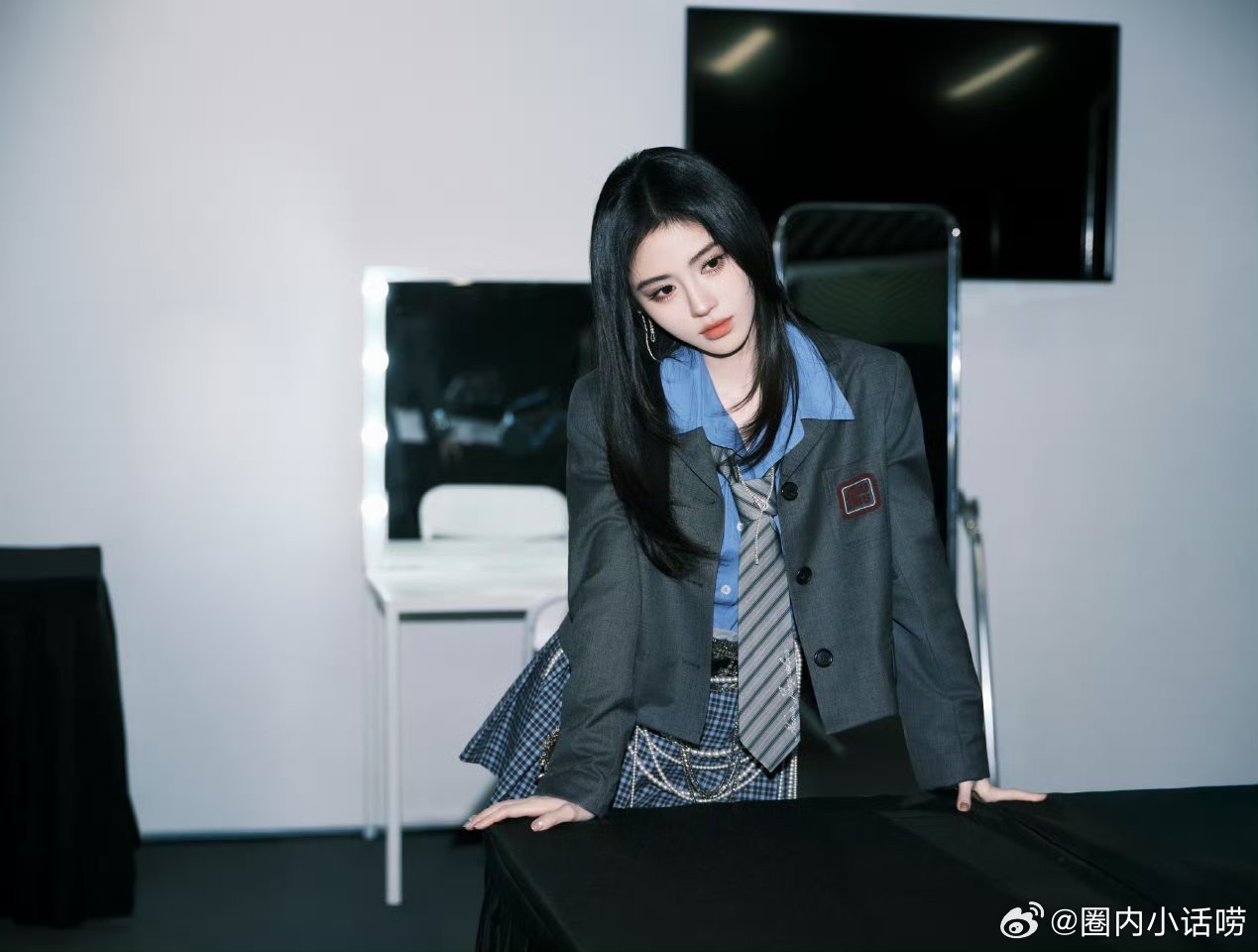 这说的是鞠婧祎吧？三亿？？她赚都没赚到这么多吧？ 