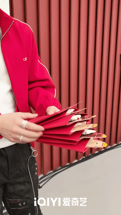 开工红包还是明星亲手递的香不敢想明星亲手递的红包有多香，哈哈哈