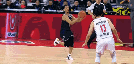 不得不提！！！
备受瞩目的周琦终于迎来复出后的首秀[强]
周琦跟其他中锋相比还是