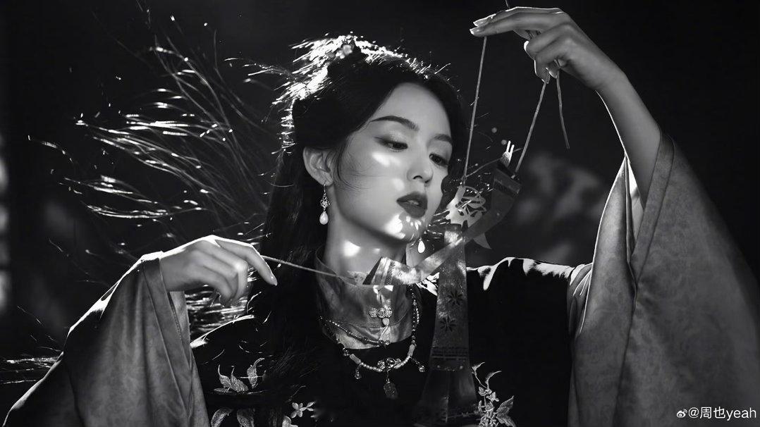 周也鬼塑造型杀疯了！冷白的氛围感，破碎又魅惑，光是看图片就代入感超强，美得很有故