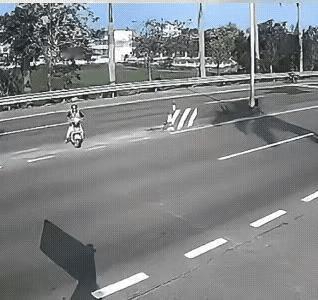 女人骑电动车横穿马路，大货车司机疯狂按喇叭提醒女子避让。可女子不知道是不是赌气，