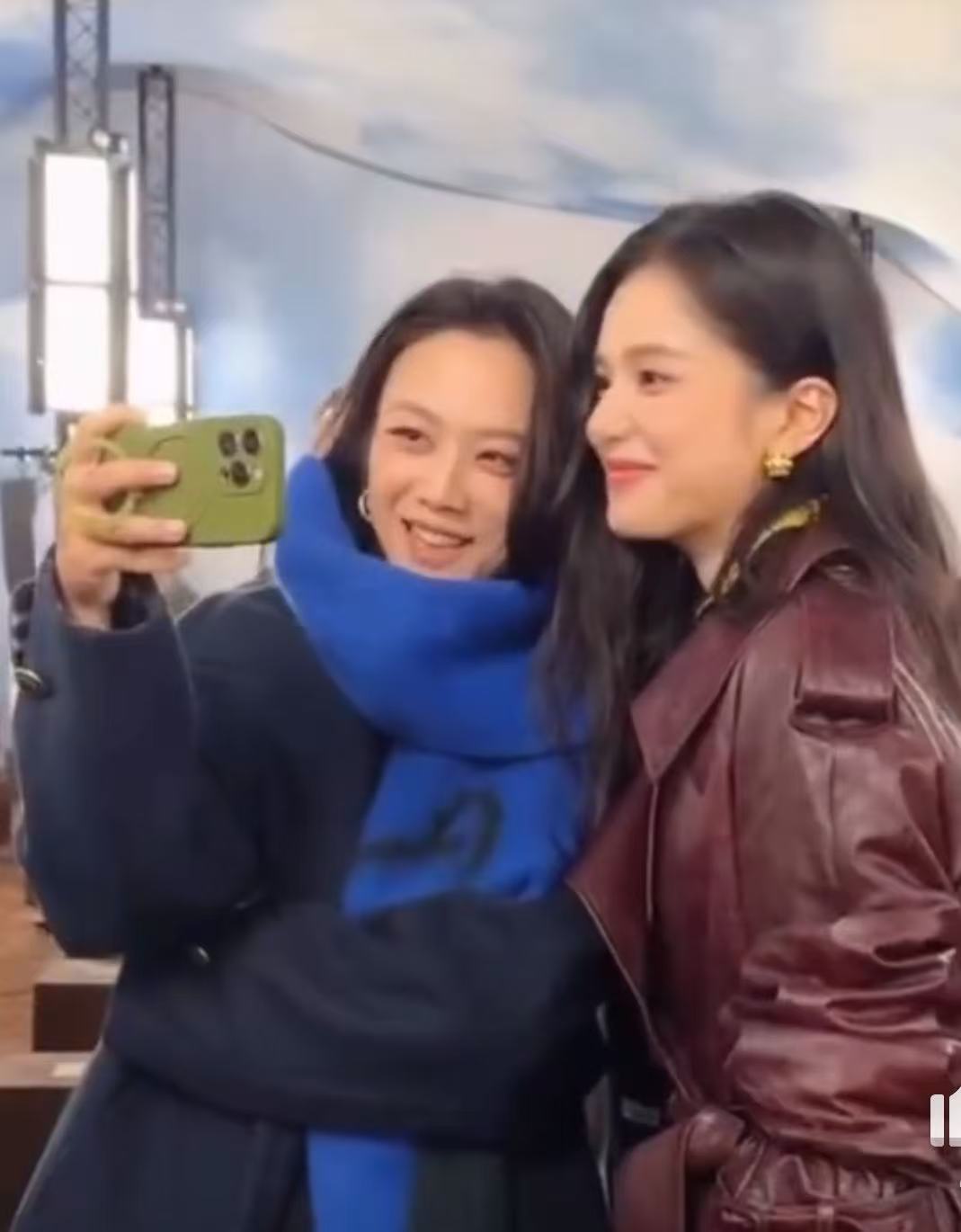 汤唯张婧仪自拍合照张婧仪汤唯自拍合照张婧仪汤唯自拍合照，哇塞哇塞，真美呀 ​​​