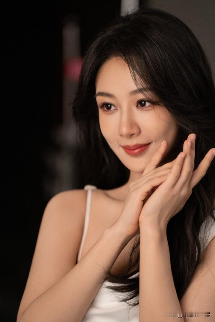 3月1日，杨紫一组美图在网络上释出，瞬间引发了广泛关注和热议。在这组照片中，杨紫