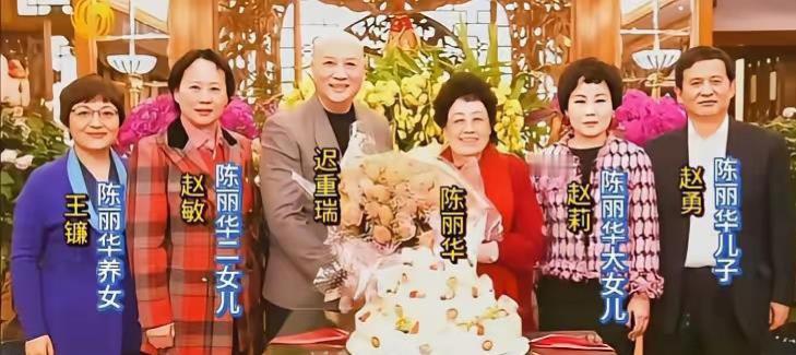 陈丽华养女王镰，堪称豪门收养里最体面的范本。她满月就被陈丽华收养，对外一直以“小