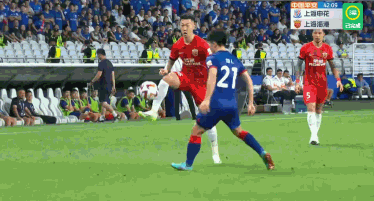 海港获得争议点球，朱辰杰在禁区内面对巴尔加斯犯规，主裁判判罚点球，客观来讲，这一