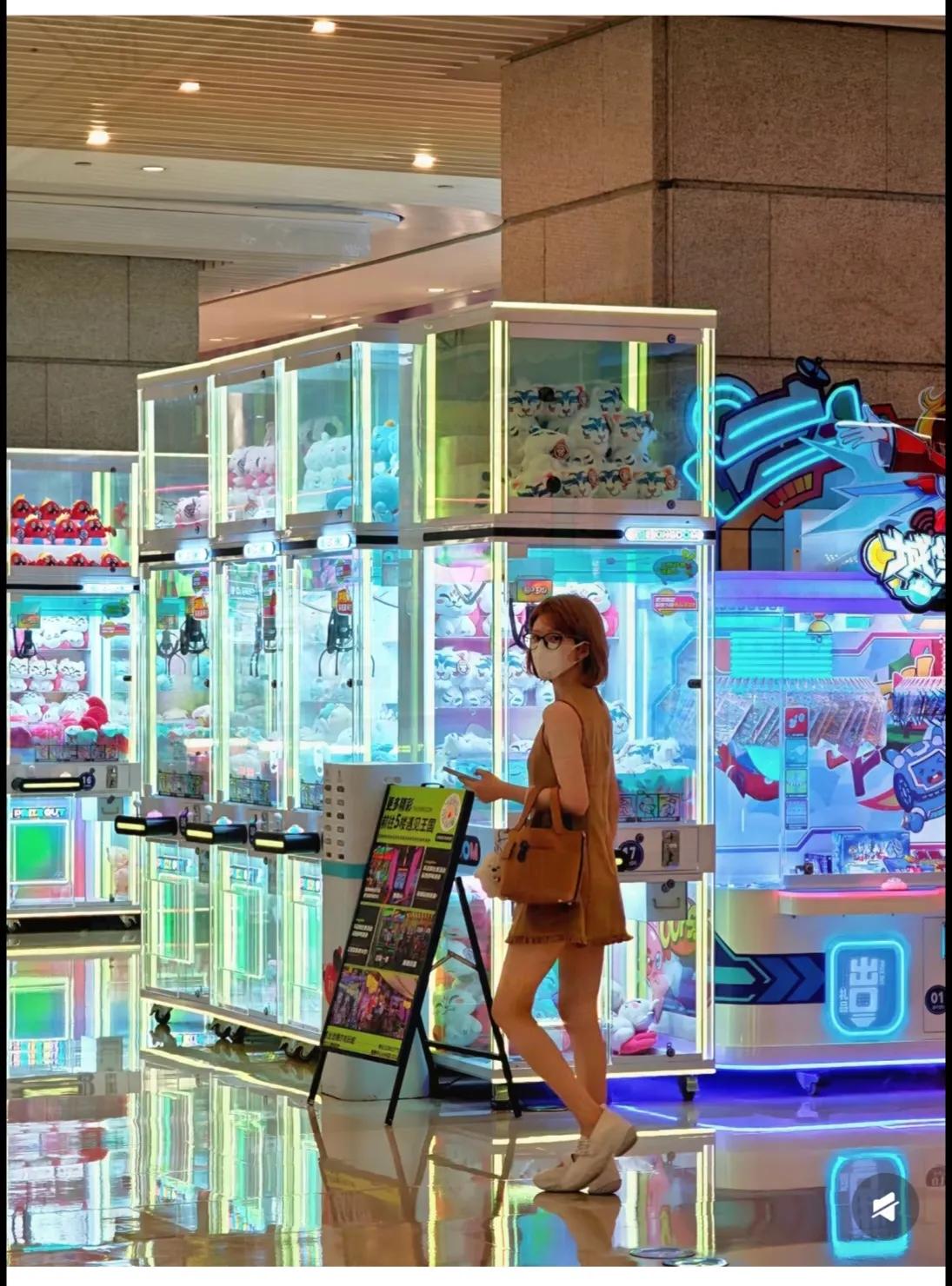 哇，逛个商场偶遇了赵露思，一眼被她的鞋子吸引了。