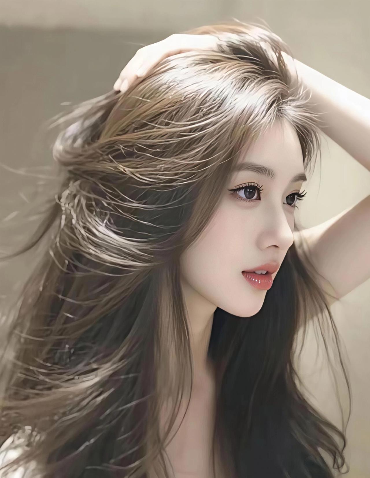 发梢驮着的光，是揉皱的银箔，
风一掀，便碎成星子落满肩窝——
每缕都缠着雾的软，