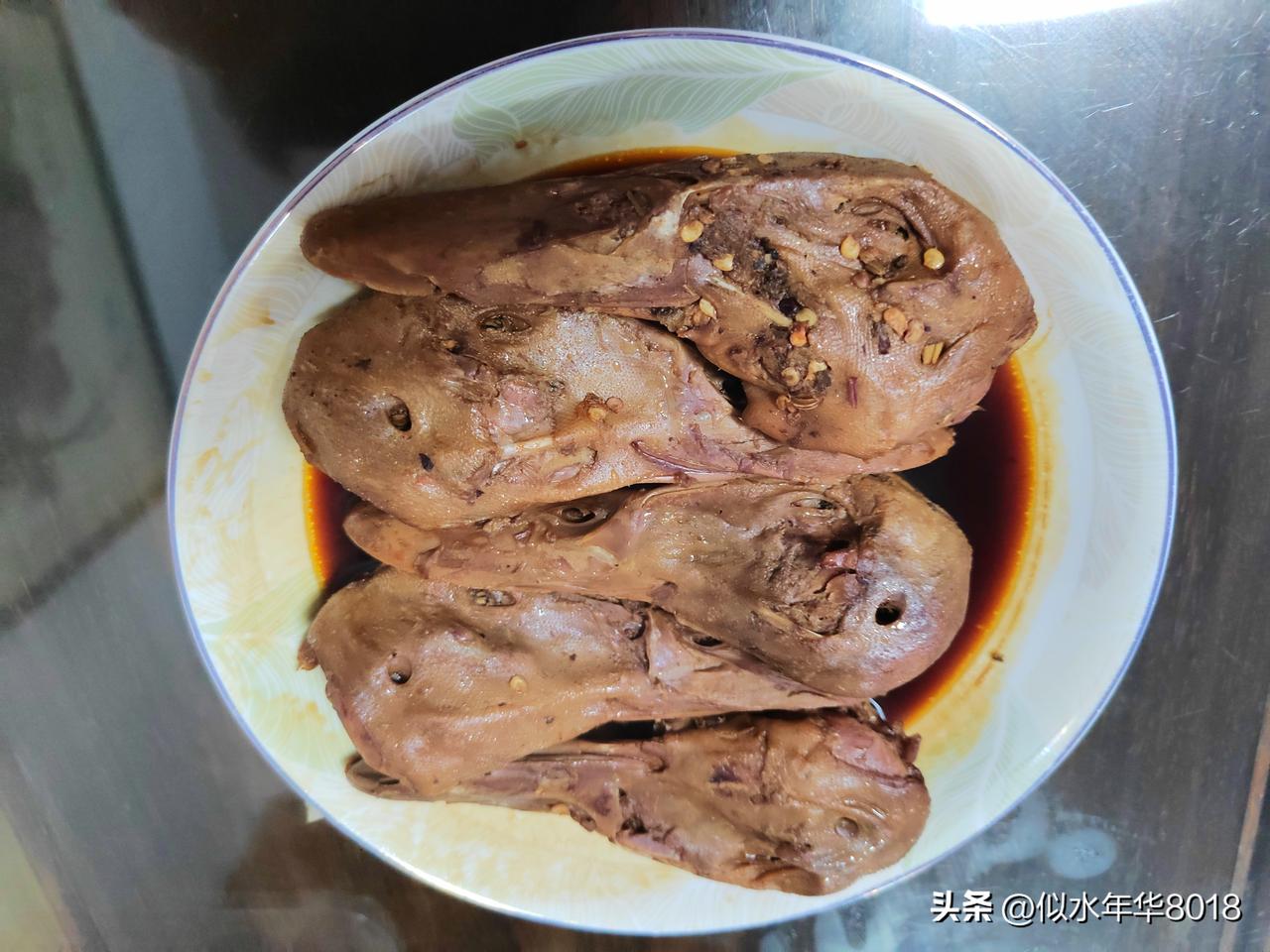 今日晚餐家常菜

今天三个人的晚餐：红烧带鱼、衢州鸭头、冬瓜、清炒包菜、蒸红薯、