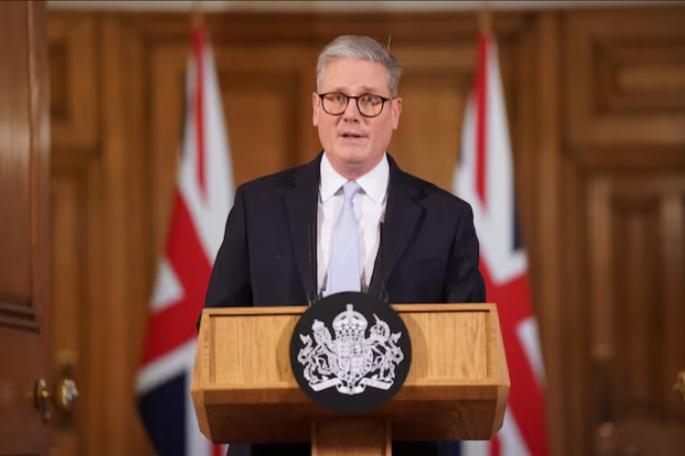 2025年12月1日晚，伦敦金融城晚宴上，英国首相斯塔默当着满场宾客说了一句话：