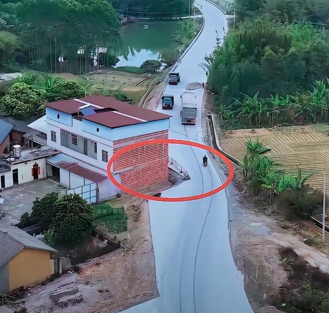搞不懂，这是怎么成为最牛钉子户的呢？

明明房子是先建起来的，修路的就不能避开房