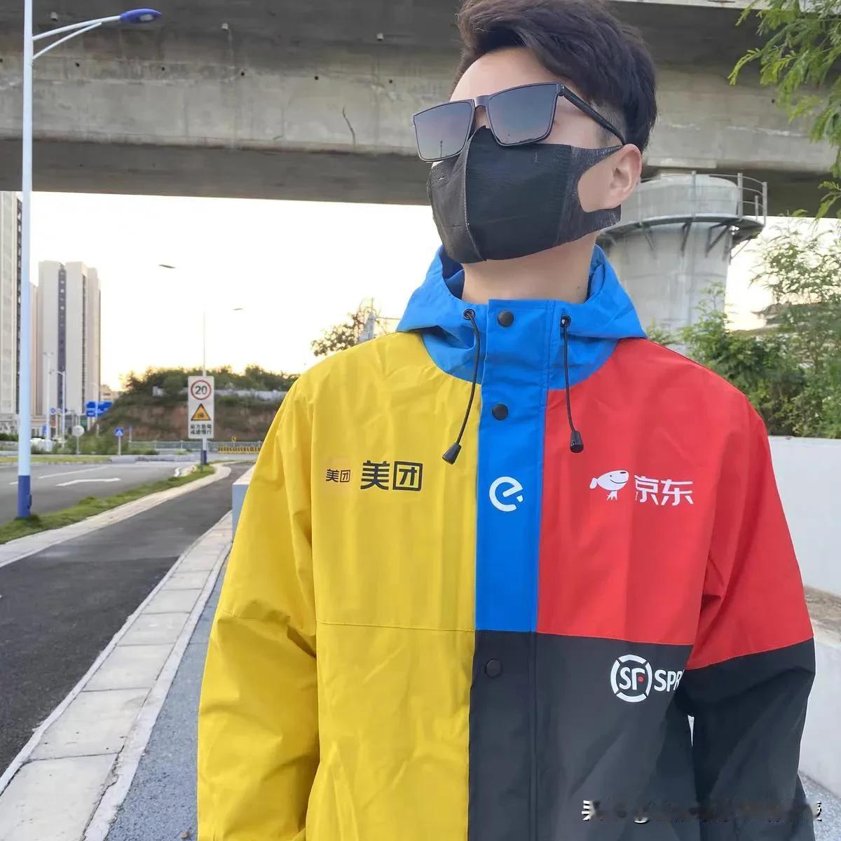 这四家外卖快递员其实真的可以穿如下图的衣服。网友点了几份外卖，美团，饿了么，京东