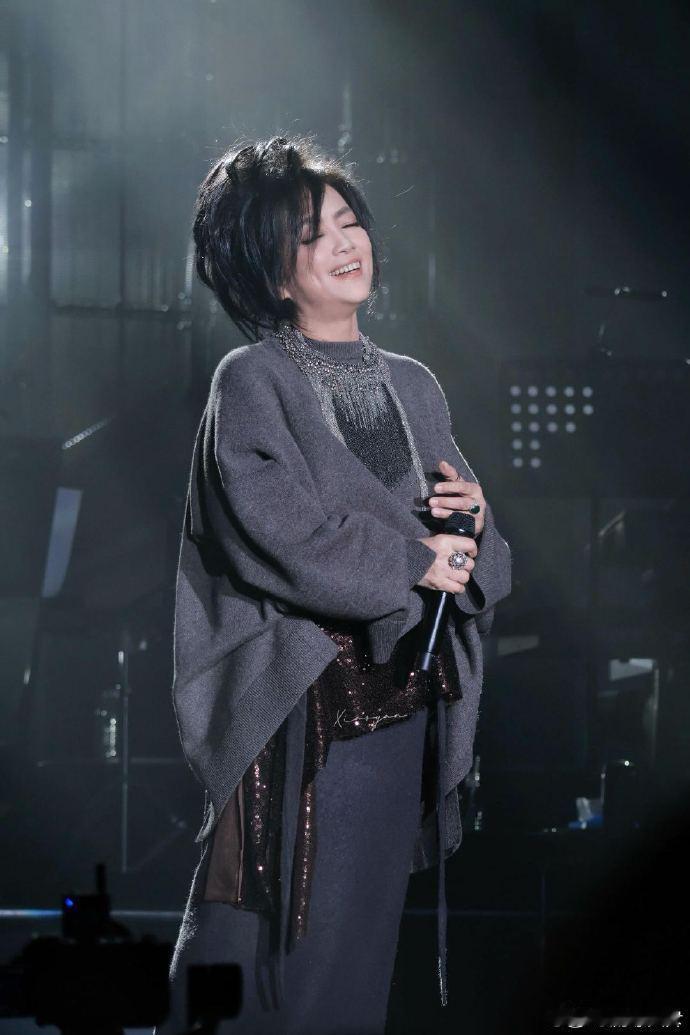 齐豫回应70岁上歌手 风采依旧初心未减，齐豫巡演现场走心表态，立志重新定义70岁