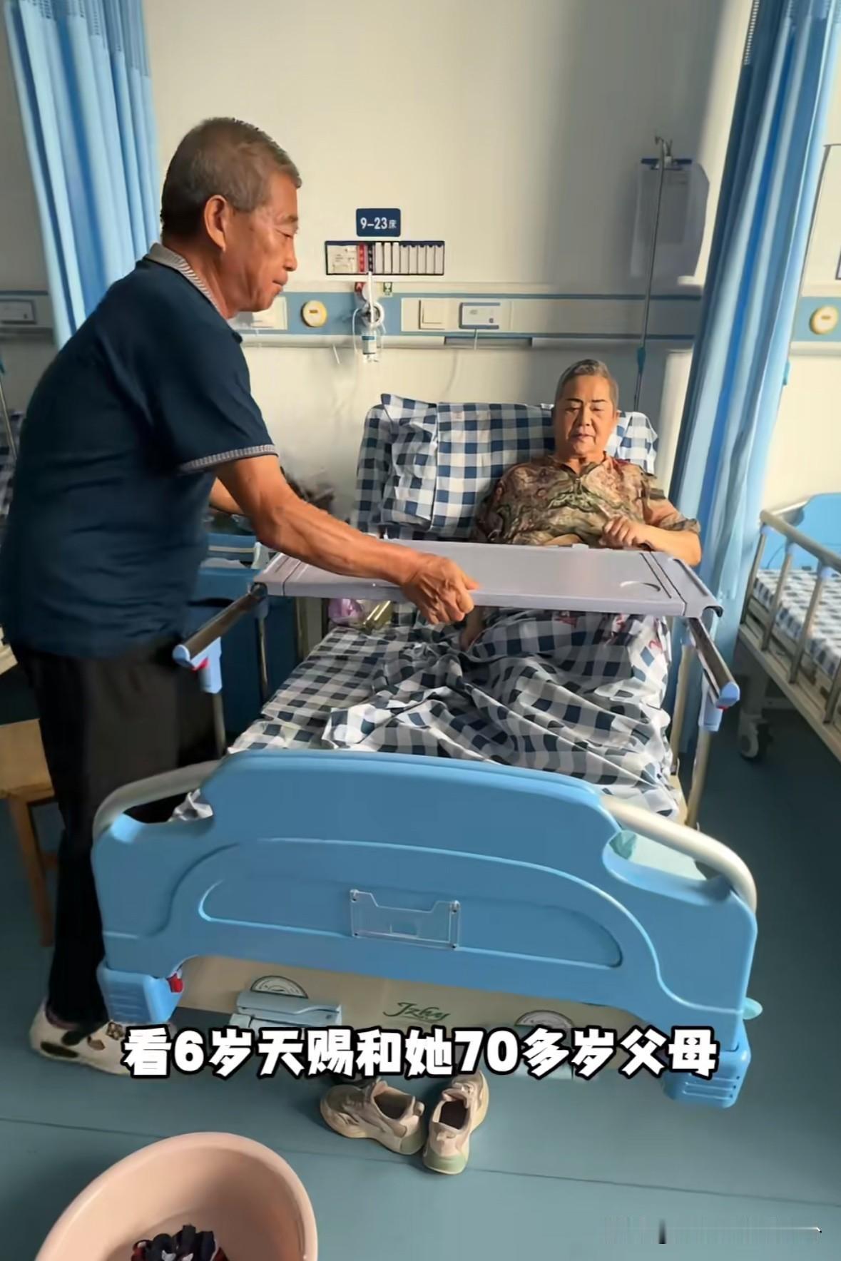 我大胆猜测一下，
黄维平在镜头背后肯定不会这么照顾老伴，也不会这么细心照顾孩子。