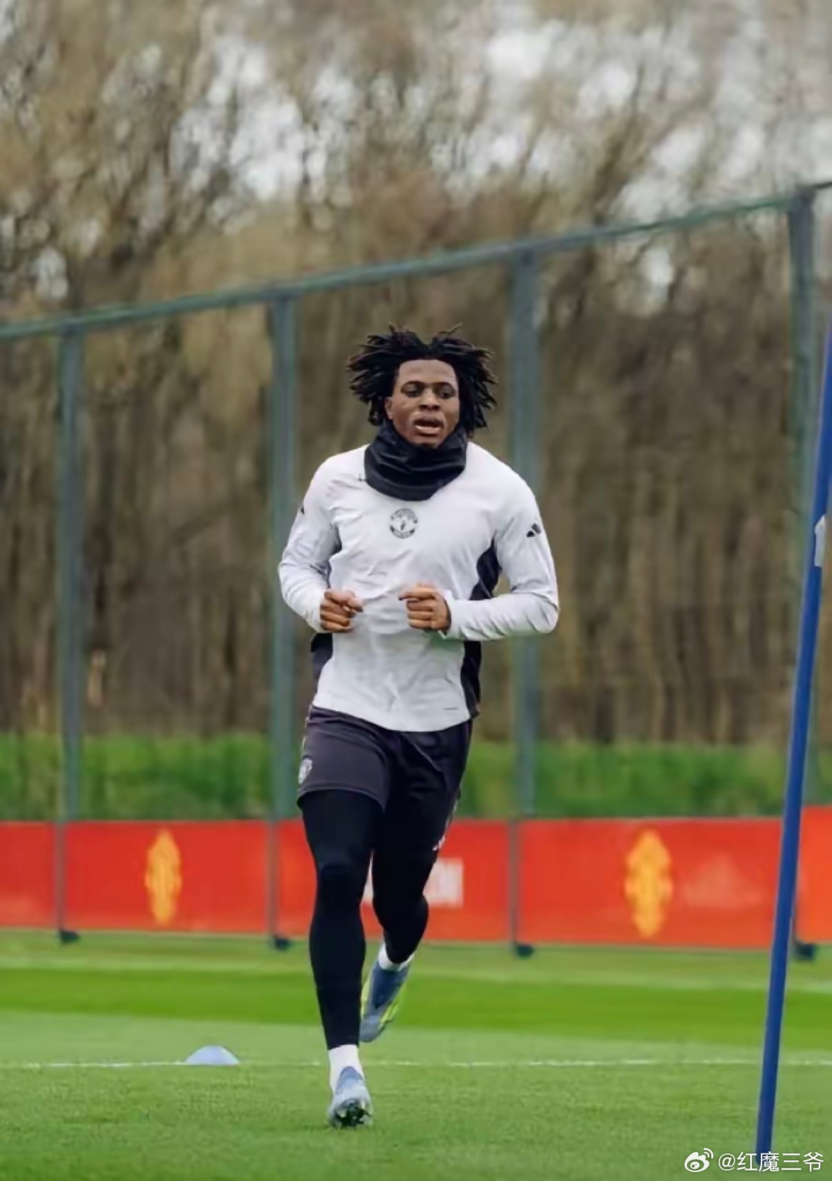 曼联  喜讯传来！帕特里克·多尔古正式回归卡灵顿训练基地。上月底，多尔古已重返这