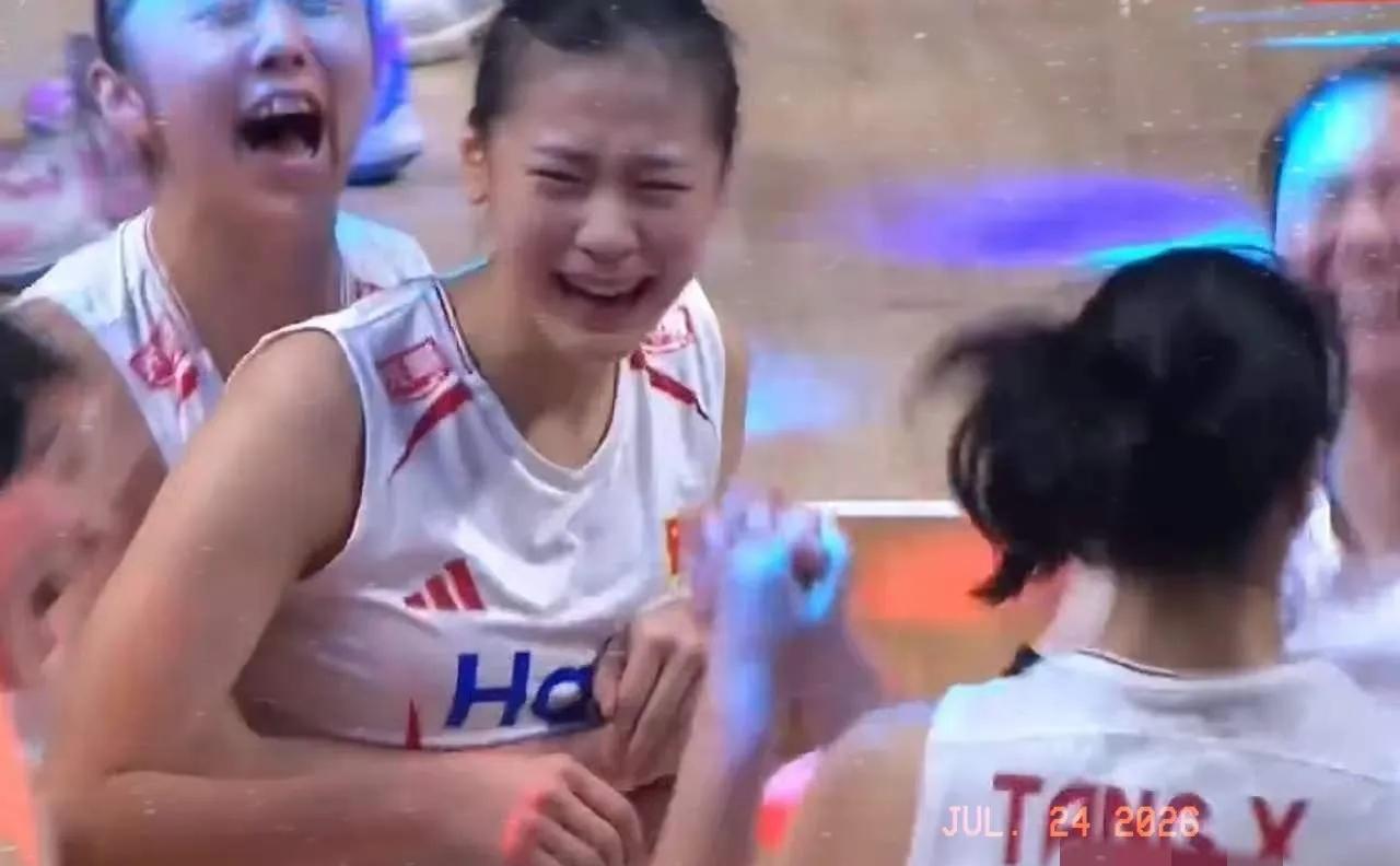 这一幕真是太感人了！在中国女排决胜局15:13绝杀战胜美国队的那一刻，赵勇指导激