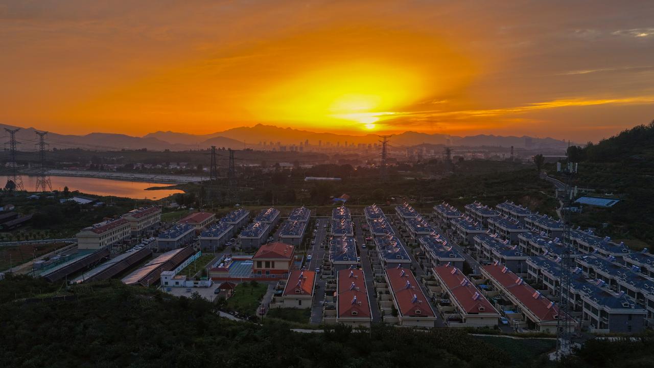 晨光与夕阳中的大汶河源头。这里是济南最东面的汶源。汶河从这里发源，一路向西倒着淌