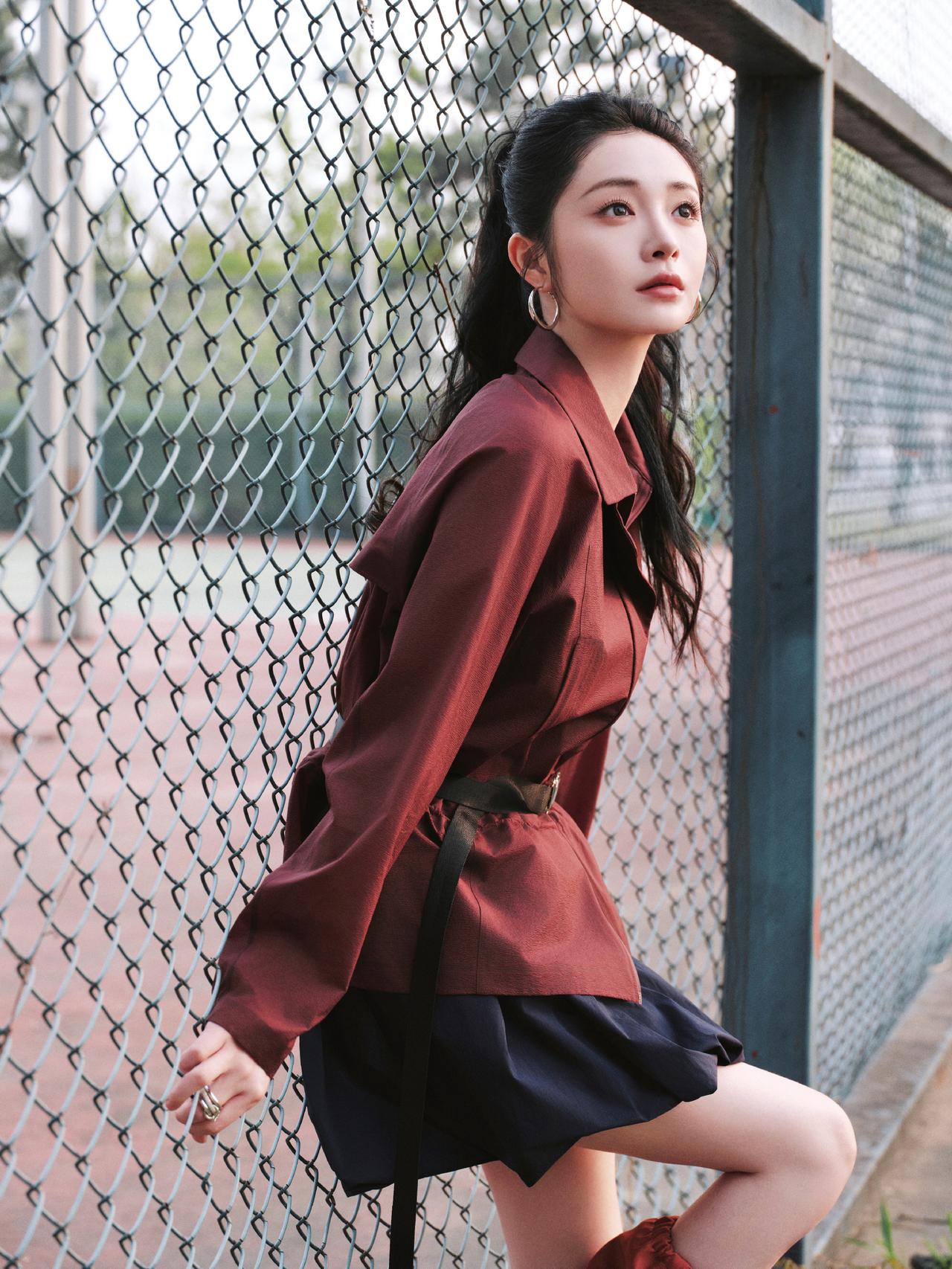 这身摩登复古造型，马尾飞扬好飒[飞吻]
周洁琼