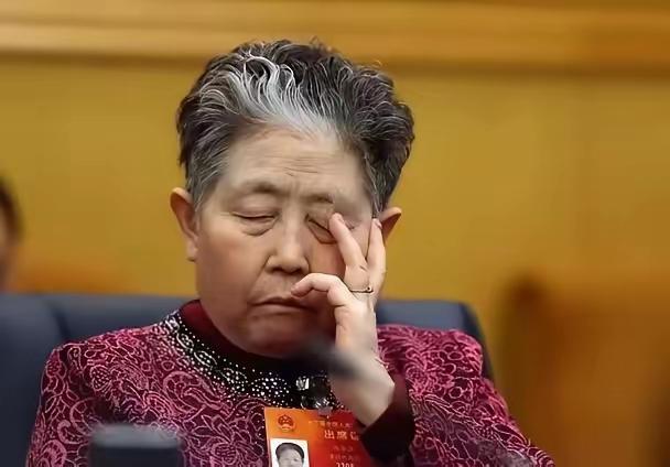 姜还是老的辣，
不信你看老干妈，
最近老干妈又上热搜了，人家去年挣了54个亿！