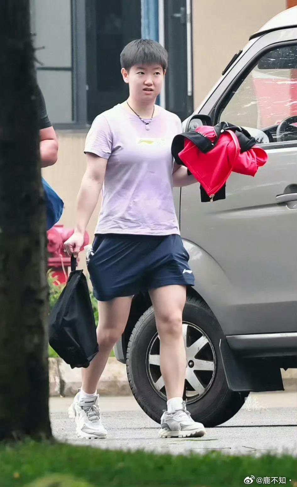 孙颖莎满满一裤兜莎莎的裤兜是百宝囊～ 