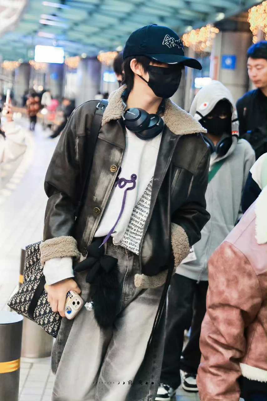 陈奕恒原来小哼哼以前走机场的ootd都这么好看！期待弟弟多穿些私服 ​​​