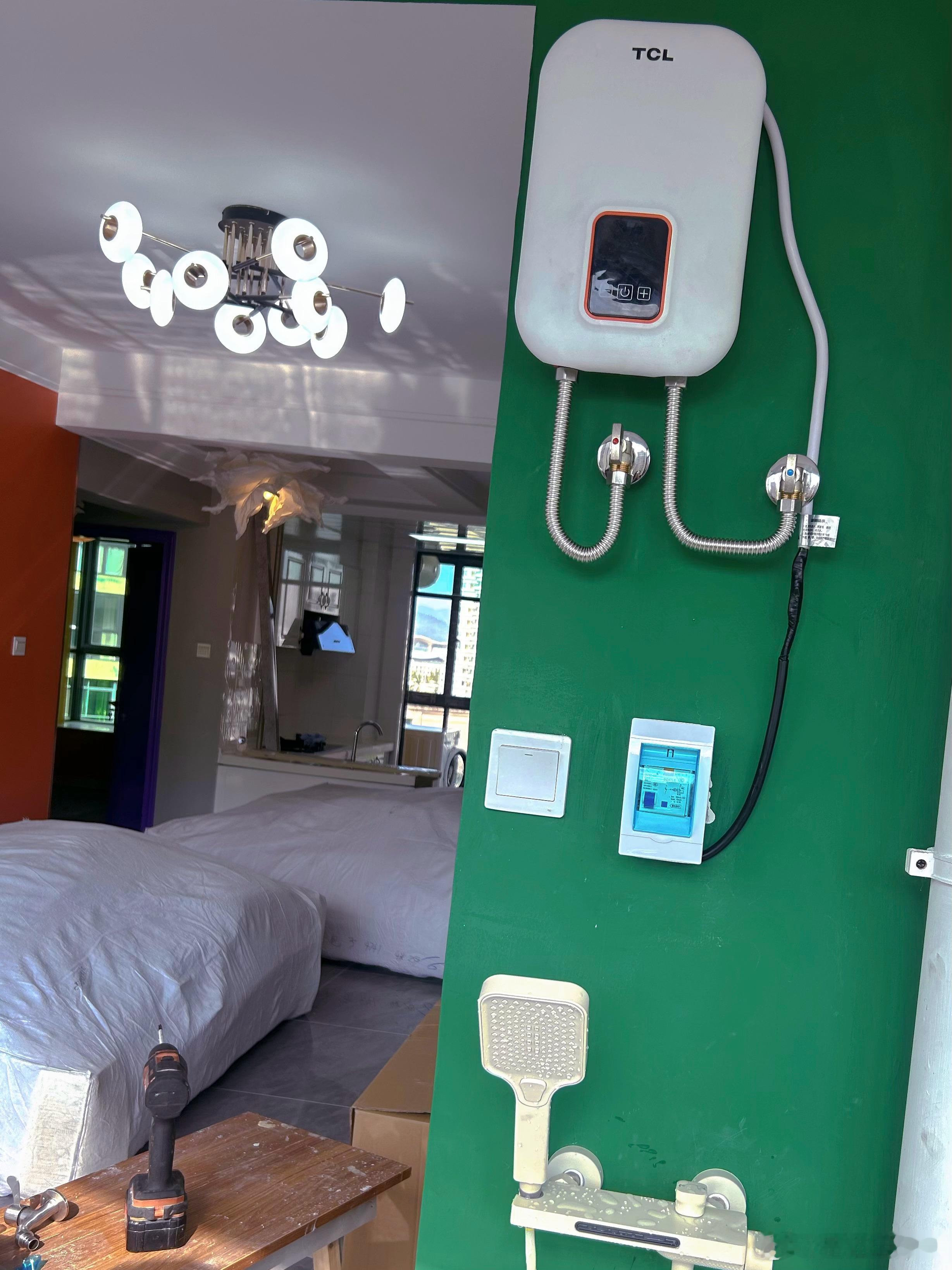 今天干活受伤了，可是，心情很好，因为！解决了特别头疼的阳台热水器问题，之前为了这