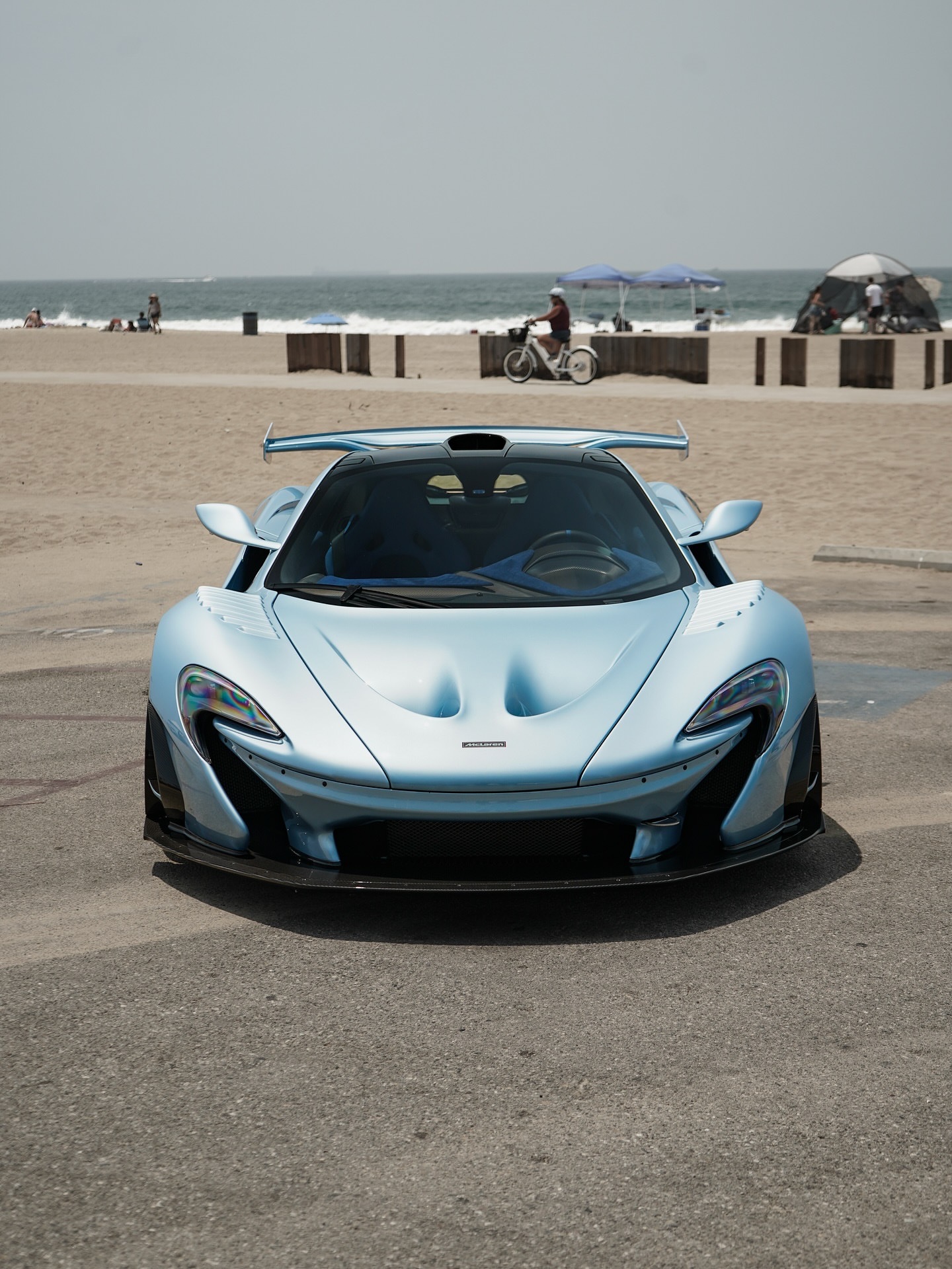 这是由Lanzantelimited打造的带有高下压力套件的Mclaren P1