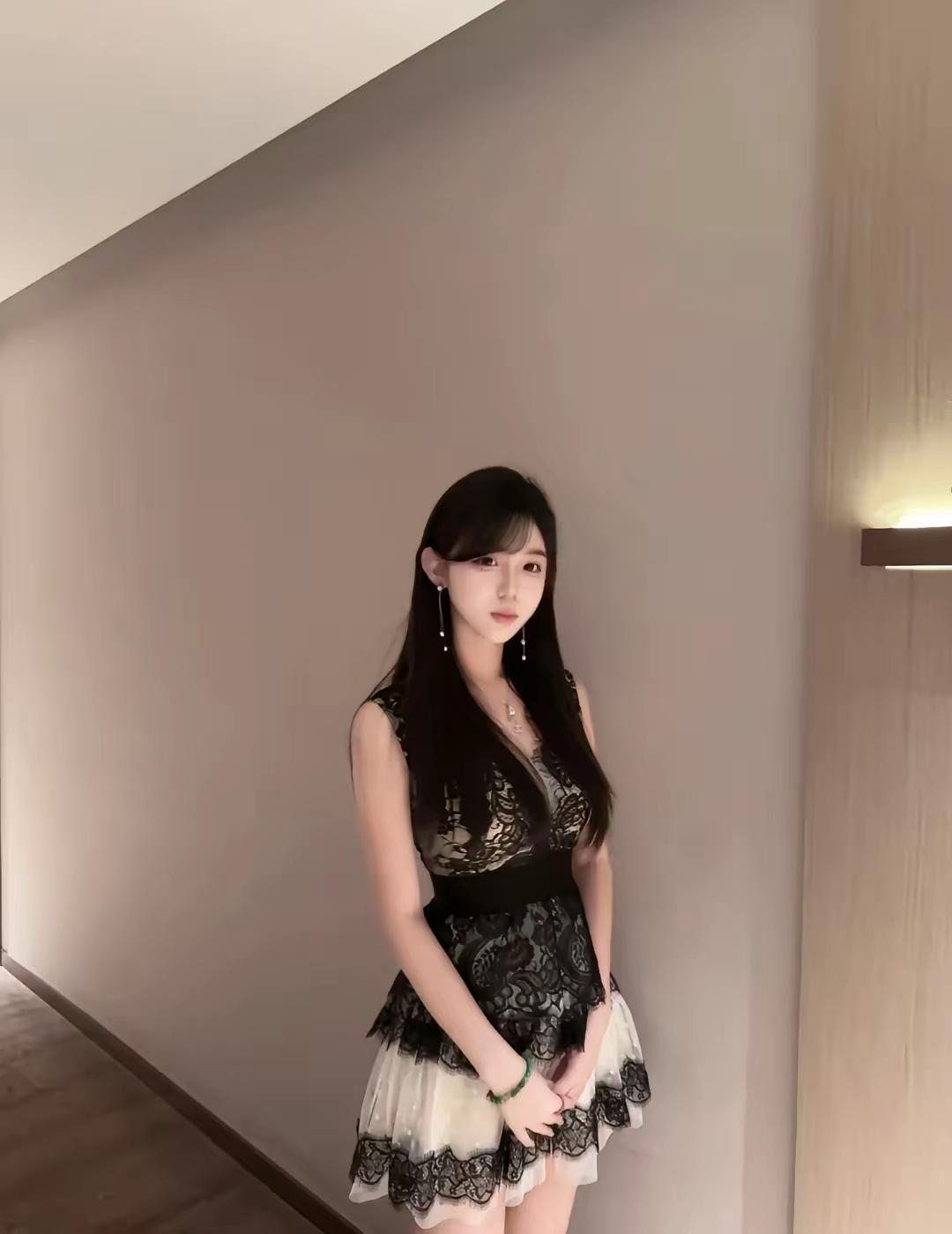 🖤 今晚是蕾丝裙的主场
黑白撞色自带氛围感
走廊里的暖光为这份精致添了几分温柔