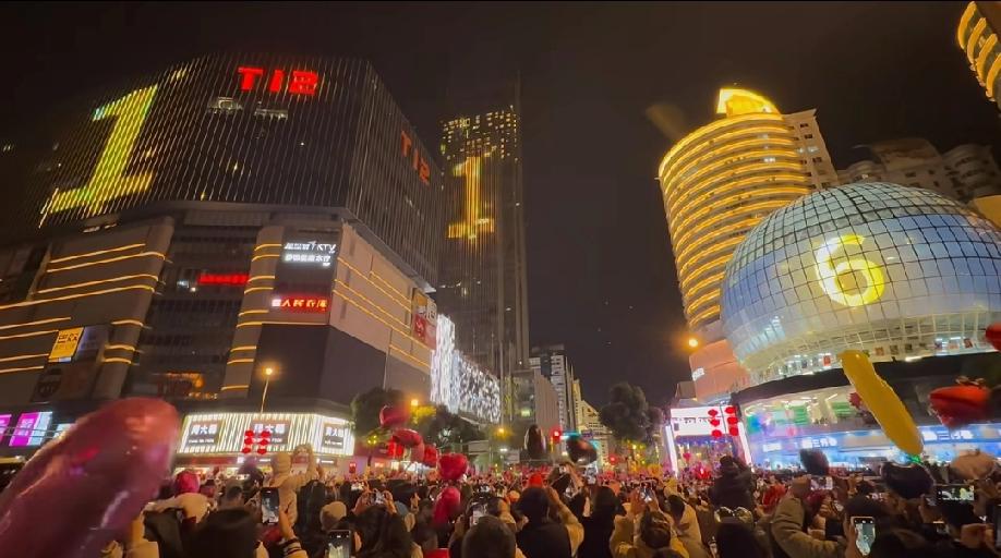 无锡“跨年”大型社死现场:左边两个大屏幕已经在跳“1”这个数字了，右边大屏幕还在