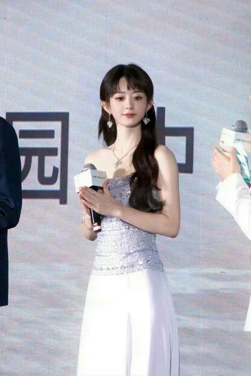 赵丽颖长发银色抹胸裙长发颖宝，美得让人心动