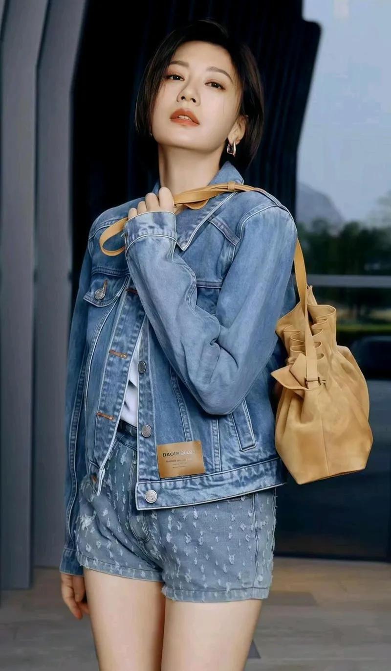 贾静雯这牛仔套装，是把“50+姐姐的少女感”焊在身上了吧！
 
谁懂啊！我妈穿牛