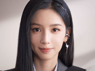 拥有周也这样的学姐是什么体验 上一秒还在冷脸扮酷，下一秒就对着镜头“棒棒棒棒”。