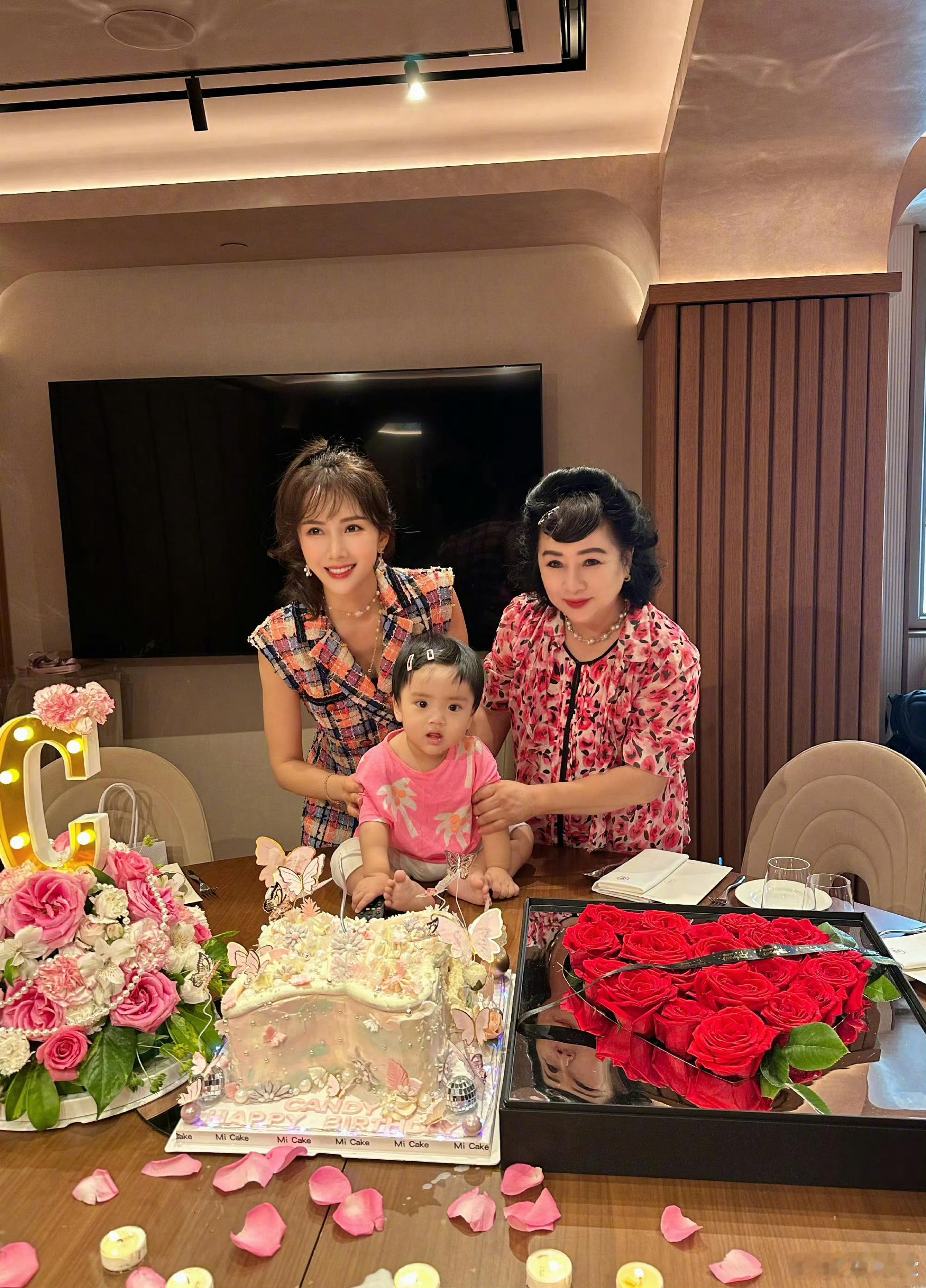 “海藻”李念还是这么爱P图富太李念晒最新照片，这图P的亲妈都快不认识了，找了半天