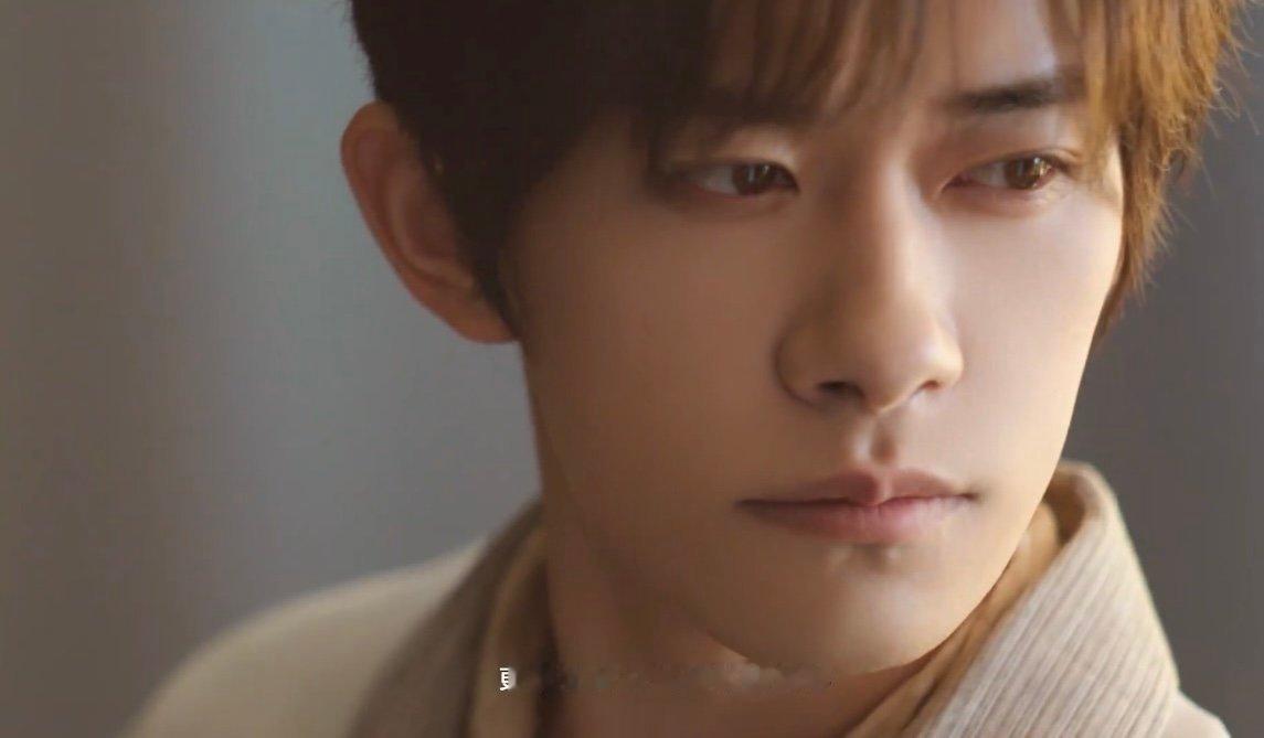 易烊千玺说走慢点才能走成自己 越来越觉得这句话有道理。很多事急不来，答案也不会一