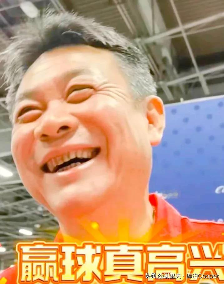 蔡斌不愧是世界名帅，赛点遭遇误判面沉似水，心理素质过硬，告诉球员拿球说话，专注比