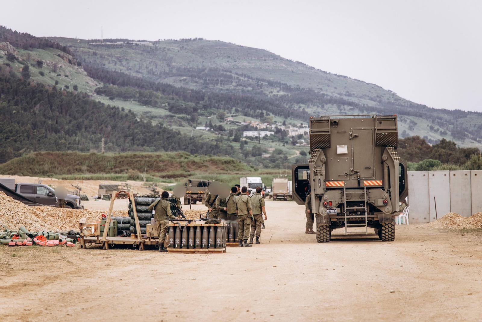 美伊以冲突 本周，以色列国防军炮兵部队使用新型罗埃姆（Ro'em）自行榴弹炮，完