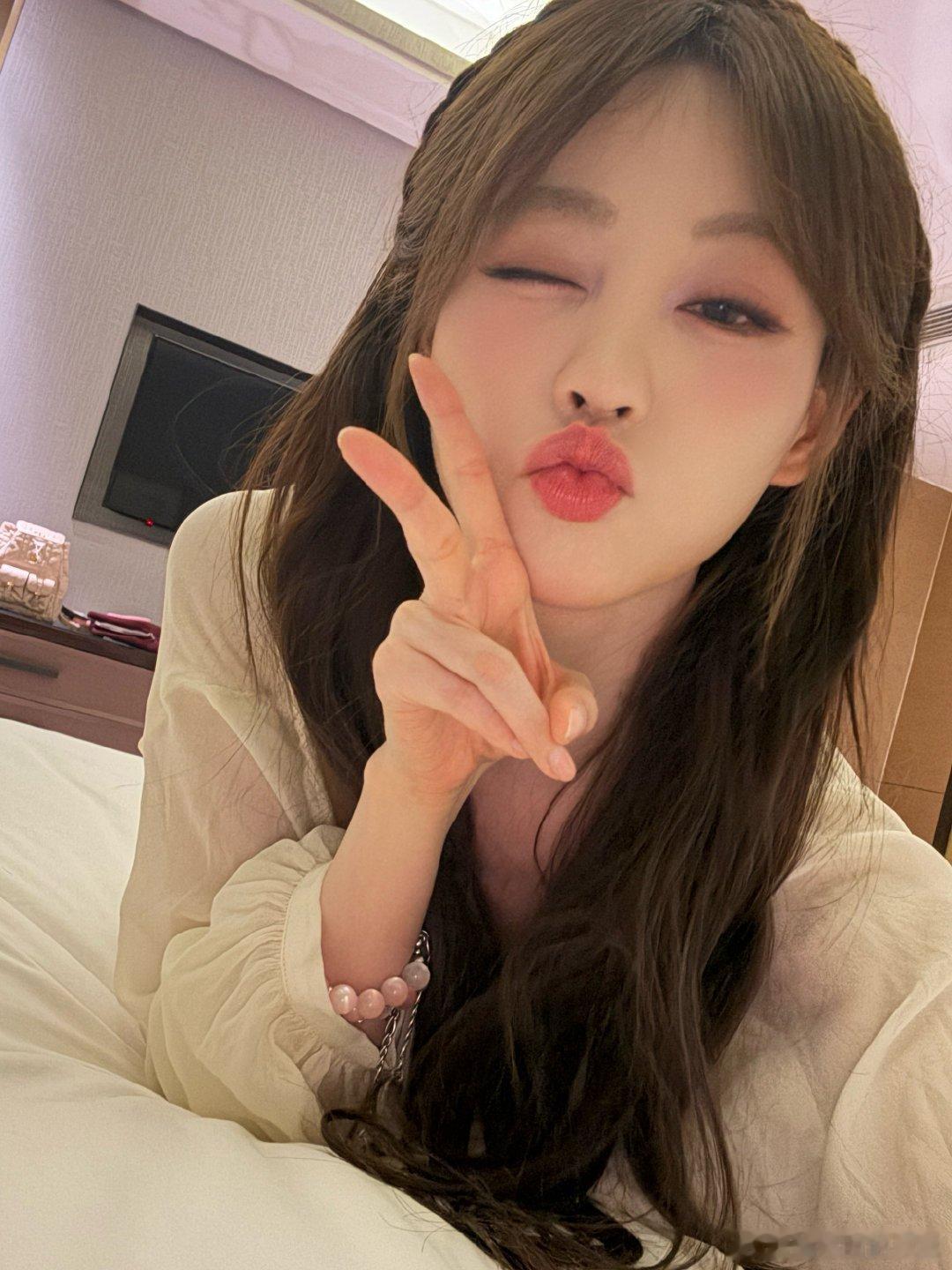 这跟和祝绪丹谈恋爱有什么区别 沧州非遗晚会偶遇甜妹！上下班主动挥手超暖心，笑容甜