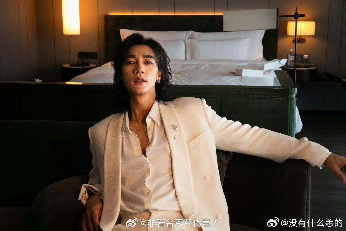 此沙深V白西装这个白西装好sexy，把整个人都衬托的好好看[流鼻血] ​​​